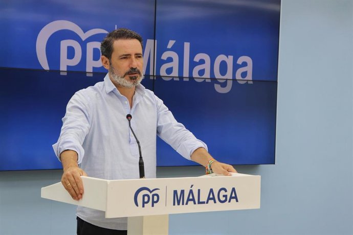 El secretario general del PP de Málaga, José Ramón Carmona, en rueda de prensa.