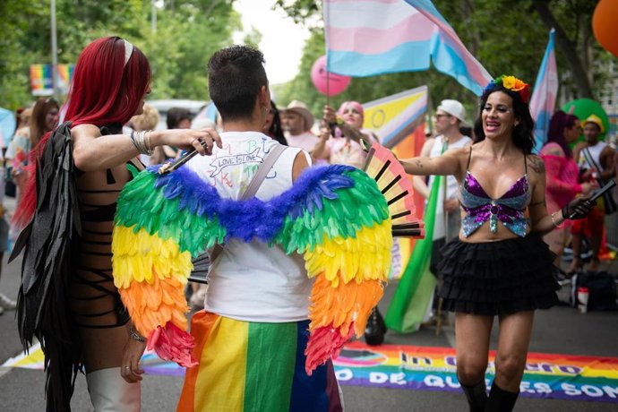 Ambiente en las calles de Madrid durante la manifestación estatal del Orgullo LGTBI+ 2025