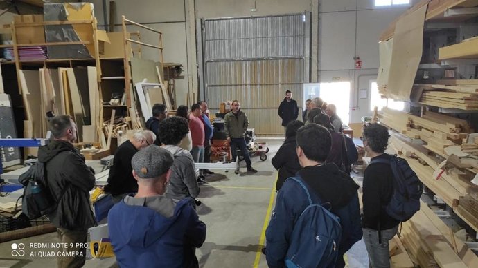 Imagen de Luis Ocaña durante una visita que hizo en la primavera de 2025 a Almenara, una carpintería de Arcos de la Frontera.