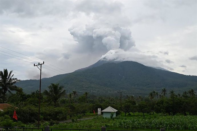 Archivo - Imagen de archivo del volcán Lewotobi en Indonesia.