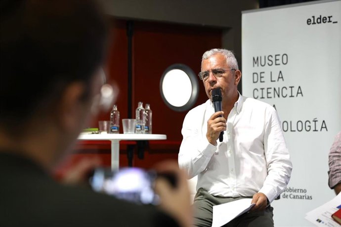 Archivo - El divulgador y periodista Sebastián Quintana, fundador y presidente de la Asociación para la prevención de accidentes en el medio acuático 'Canarias, 1500 km de costa', en el transcurso de una rueda de prensa para presentar el mapa de ahogamien