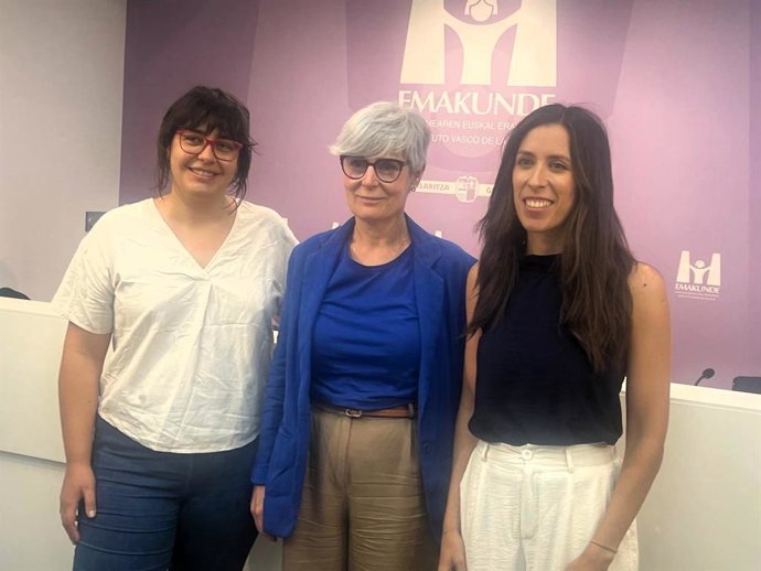 Miren Elgarresta (erdian), lanaren hiru egileetako birekin