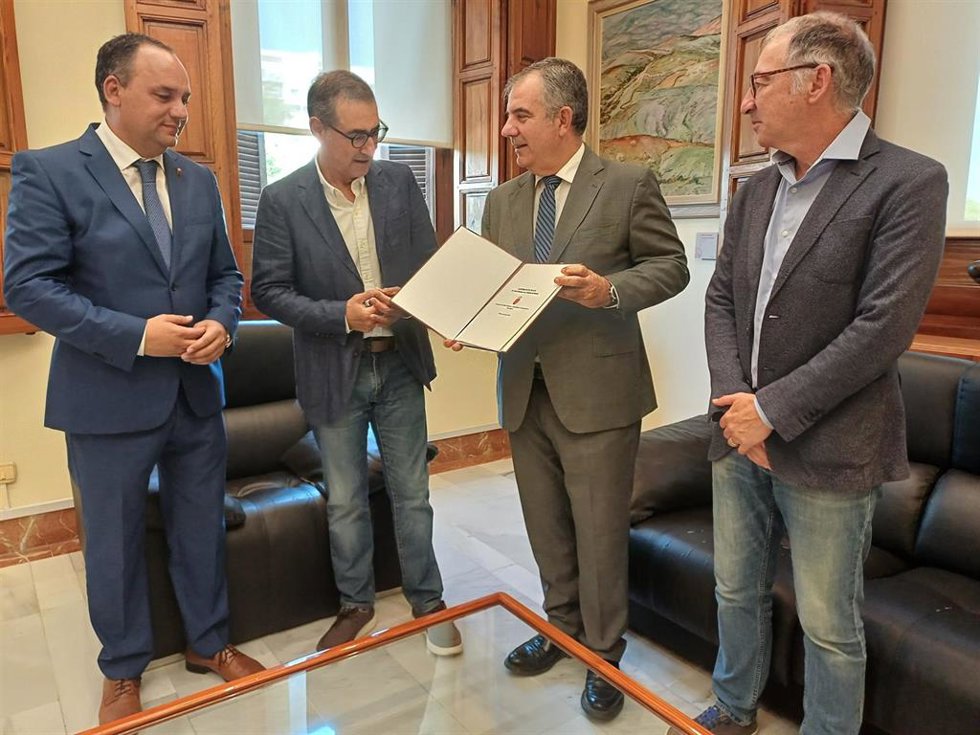 El consejero de Medio Ambiente, Universidades, Investigación y Mar Menor, Juan María Vázquez, entrega el Anteproyecto de Ley de Universidades de la Región de Murcia al rector de la Universidad de Murcia (UMU), José Luján