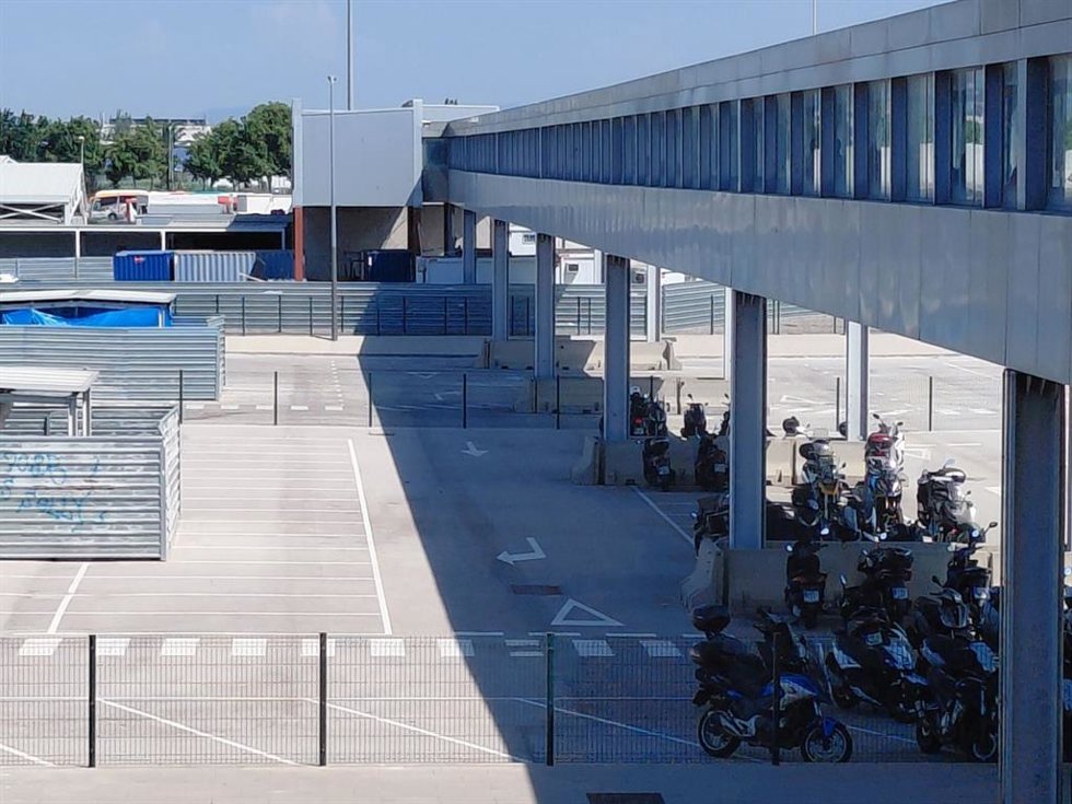 Pasarela entre la estación y la Terminal 2 del Aeropuerto de Barcelona