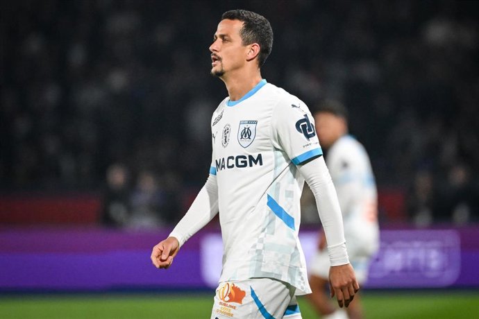 Archivo - El central brasileño Luiz Felipe, con la camiseta del Olympique de Marsella, en un partido de la Liga francesa contra el París Saint Germain en el Parque de los Príncipes en París.