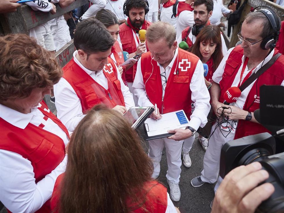 Archivo - José Aldaba, quien fue portavoz de Cruz Roja Navarra, en una imagen de archivo con un bolígrafo en la mano ofreciendo el parte de heridos tras un encierro en los Sanfermines de 2023.