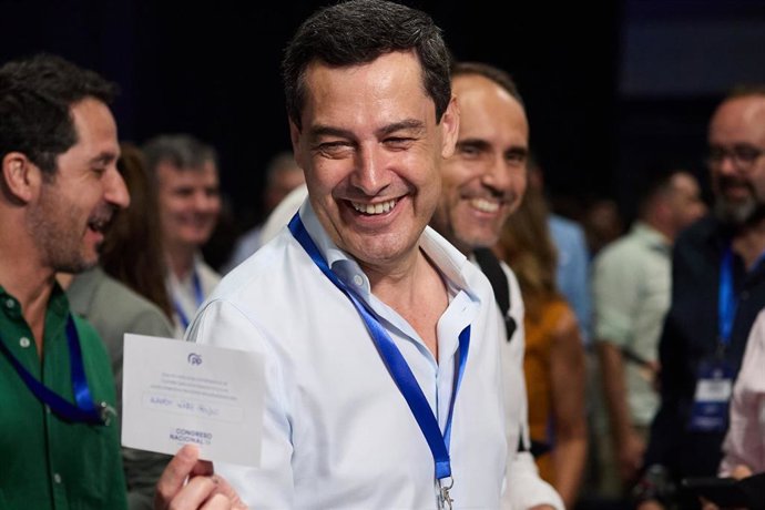 El presidente de la Junta de Andalucía, Juanma Moreno, votando durante la segunda jornada del XXI Congreso Nacional del Partido Popular, a 5 de julio de 2025, en Madrid (España). (Foto de archivo).