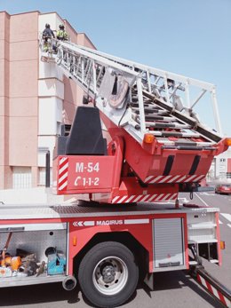 Bomberos de Tenerife interviene en unos daños en una cornisa en La Laguna