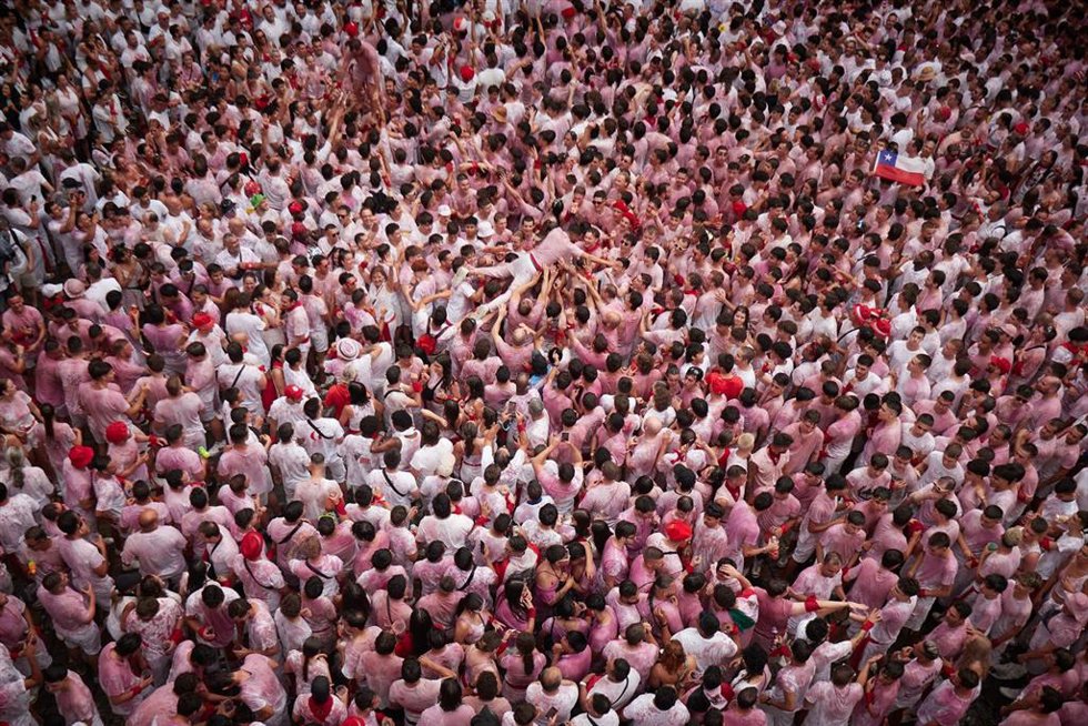 Ambiente previo al chupinazo de San Fermín 2025, en la Plaza del Ayuntamiento, a 6 de julio de 2025, en Pamplona, Navarra (España).