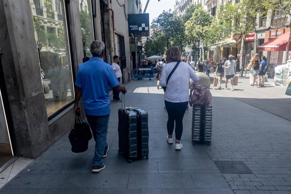 Turistas con maletas.