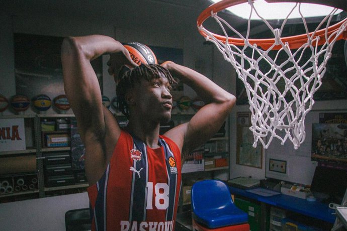 El jugador Khalifa Diop con la nueva camiseta de Baskonia
