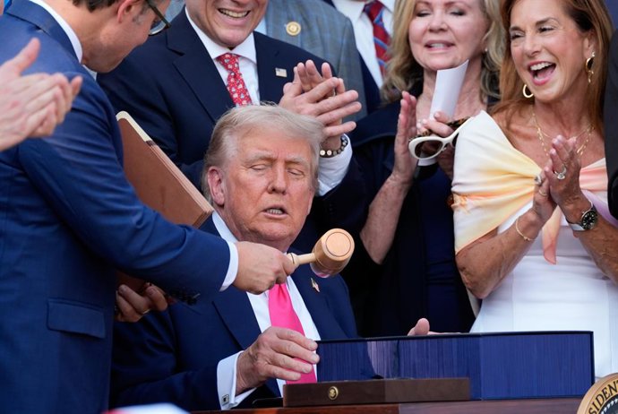 4 de julho de 2025, Washington, Distrito de Colúmbia, EUA: O presidente da Câmara dos Deputados dos EUA, Mike Johnson (republicano de Louisiana), entrega o martelo ao presidente Donald Trump depois que Trump assinou seu projeto de lei de redução de impost