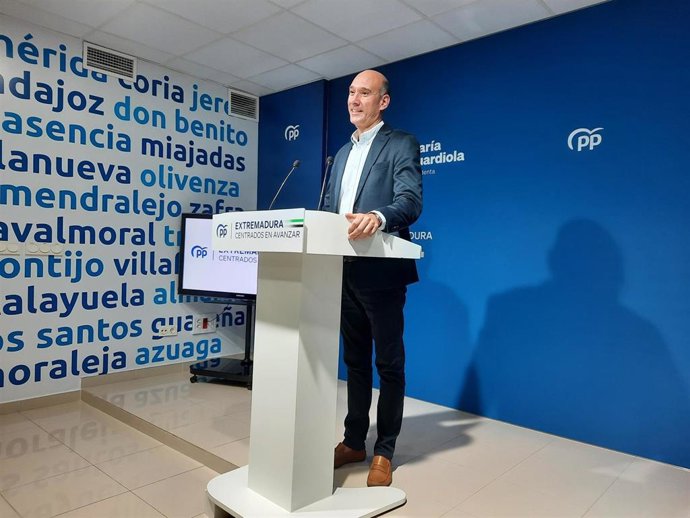 El portavoz del PP de Extremadura, José Ángel Sánchez Juliá, en rueda de prensa