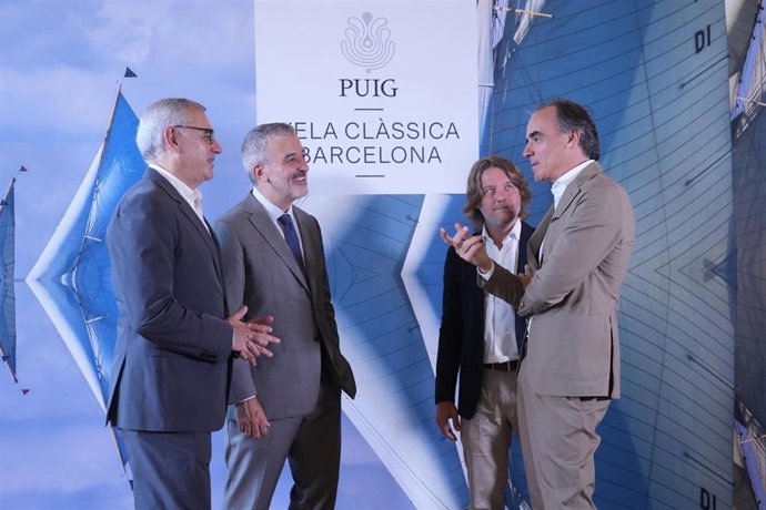 El alcalde de Barcelona, Jaume Collboni; el concejal de Deportes, David Escudé; el presidente ejecutivo de Puig, Marc Puig, y el presidente del Real Club Náutico de Barcelona, Jordi Puig
