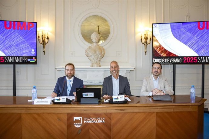 El consejero de Educación, Sergio Silva, inaugura el curso 'Neurociencia, docencia y aprendizaje desde la evidencia científica'