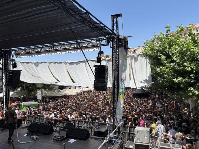 Público en el escenario de la Plaza de Santa María durante el BluesCazorla Festival