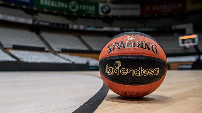 Archivo - Balón de la Liga Endesa de baloncesto.