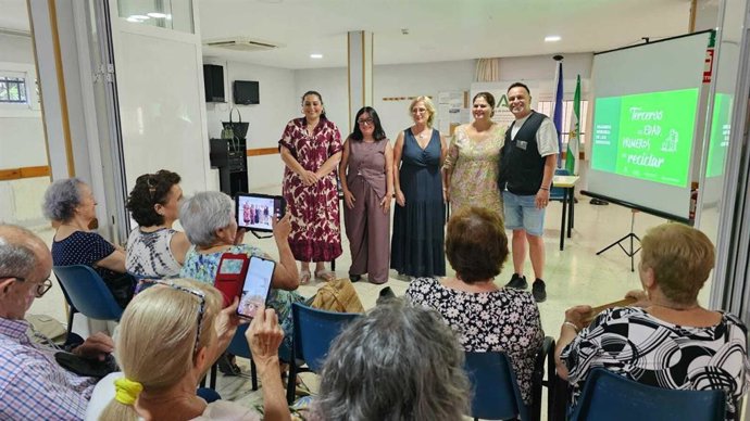 La Junta fomenta el reciclaje entre los mayores con talleres en 32 centros de participación activa.