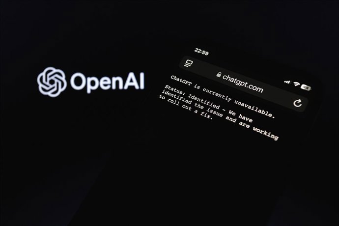 Archivo - 11 December 2024, Paraguay, Asunción: A text that reads "ChatGPT is currently unavailable. Status: Identified - We have identified the issue and are working to roll out a fix," is displayed on ChatGPT website on a smartphone. OpenAI said ChatGPT