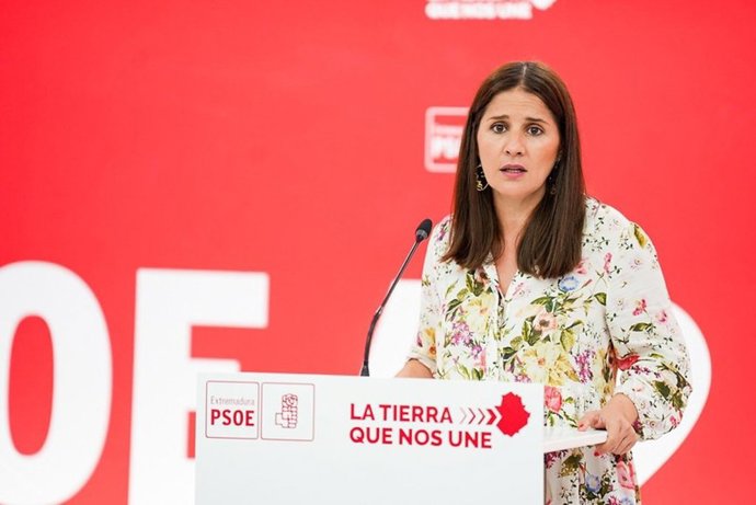 La portavoz del PSOE de Extremadura, Isabel Gil Rosiña, en rueda de prensa este lunes en Mérida