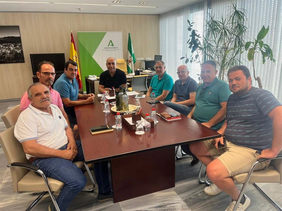 Reunión entre representantes de la Junta de Andalucía y COAG Almería.