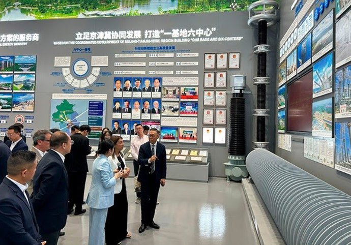 La delegación de la Associació Catalana de Municipis (ACM), con su presidenta, Meritxell Budó, en el centro, durante una de las visitas a un polo de innovación asiático en el viaje a China.