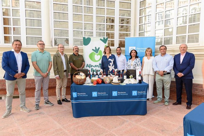 Armisén con los representantes de las entidades con las que ha firmado los acuerdos de promoción.