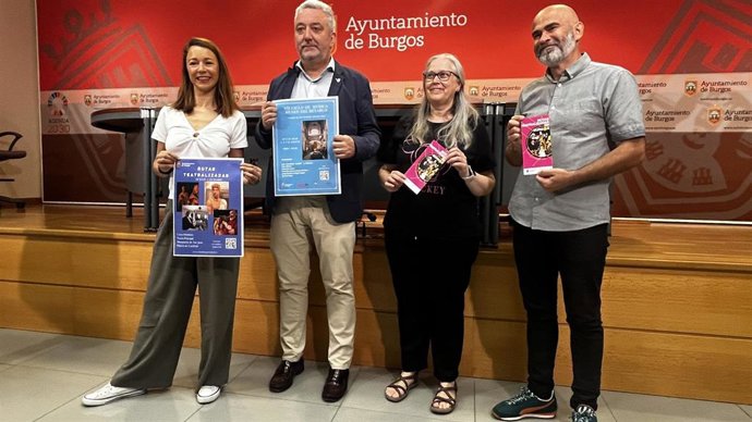 Carlos Niño (segundo por la ida) con las actrices Violeta Ollauri (izda) y Ana García; y el actor Álex Britos.