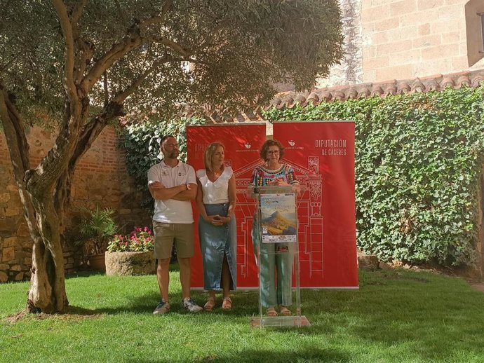 La alcaldesa de Cabezabellosa, María Ángeles Talaván; la diputada provincial de Turismo, Elísabeth Martín, y el responsable de Fly Badajoz, Carlos Palacios, en la presentación de la Liga Nacional de Parapente