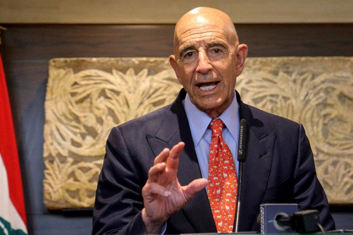 19 de junho de 2025, Beirute, Beirute, Líbano: O enviado especial dos EUA para a Síria, THOMAS BARRACK, que também atua como embaixador na Turquia, gesticula enquanto informa os jornalistas após sua reunião com o presidente do parlamento libanês, Nabih Be