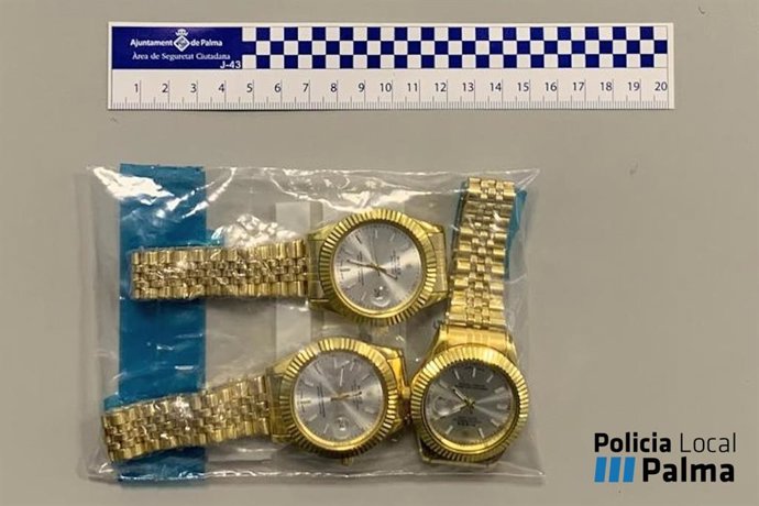 Relojes intervenidos al vendedor ambulante en Playa de Palma.
