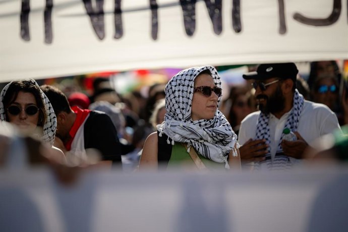 Archivo - Varias personas durante una manifestación por el Día del Orgullo y a favor de Palestina, en Plaza Universitat, a 29 de junio de 2024, en Barcelona, Catalunya (España). Miles de personas se han manifestado en una movilización unitaria a favor del