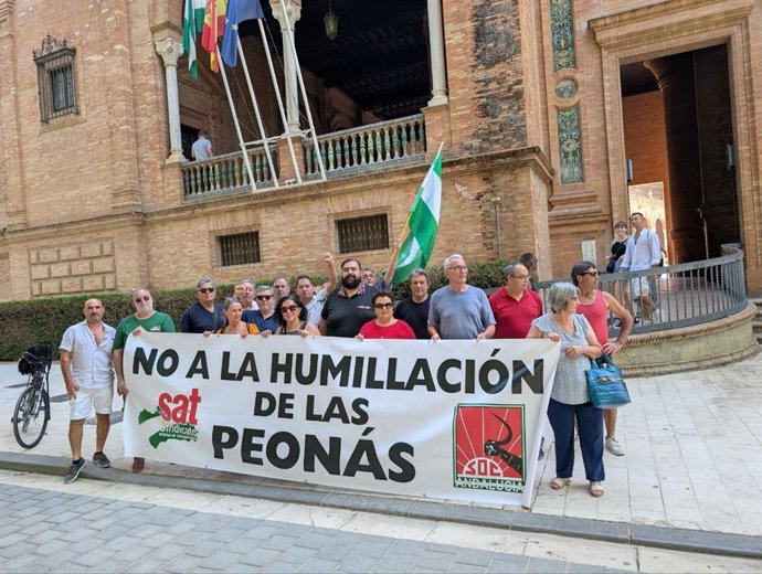 El Sindicato Andaluz de Trabajadores (SAT) en una concentración frente a la Subdelegación del Gobierno de España en Andalucía, para exigir que se elimine el requisito de peonadas y se cumpla a ley jornalera aprobada en 2024.