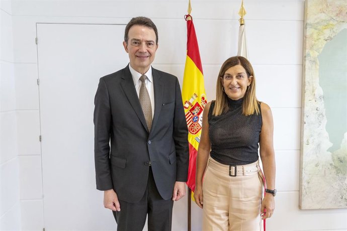 La Presidenta De Cantabria, María José Sáenz De Buruaga, Y El Consejero Delegado De Enagás, Arturo Gonzalo