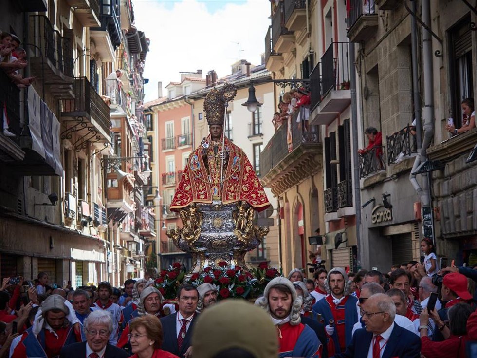 Procesión de San Fermín durante los sanfermines de 2025, a 7 de julio de 2025, en Pamplona, Navarra (España). Miles de pamploneses ataviados de blanco y rojo han salido a las calles de Pamplona, en el día grande de las fiestas de San Fermín, para arropa