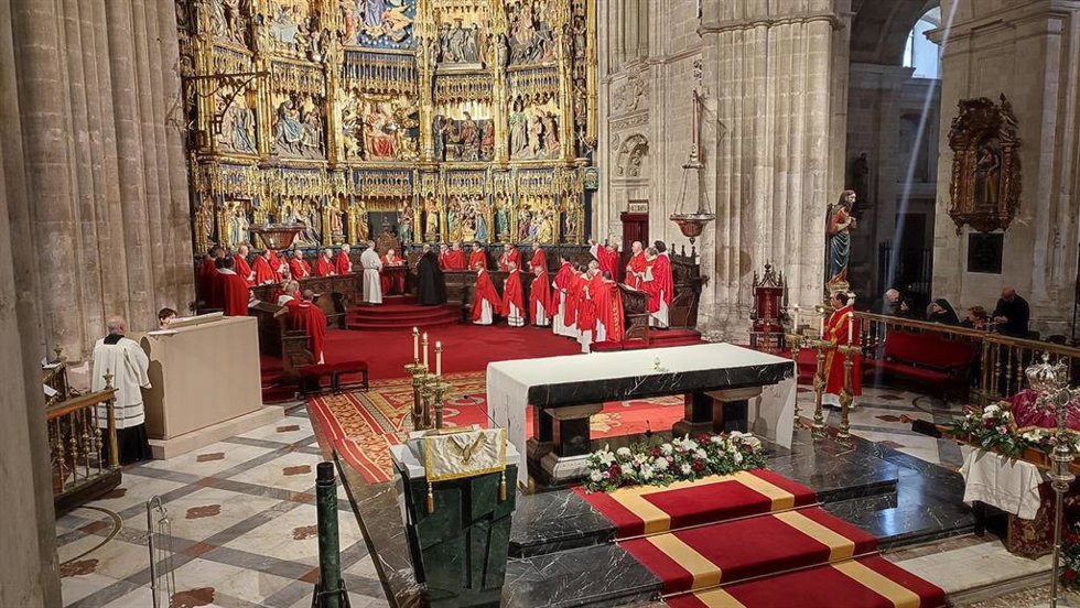 Archivo - El arzobispo de Oviedo, Jesús Sanz Montes, firma el decreto de creación de las 128 nuevas unidades pastorales de la Diócesis de Oviedo.