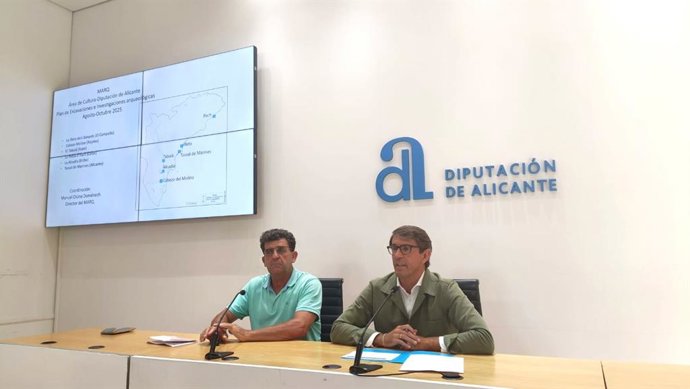 El director del MARQ, Manuel Olcina (i), y el diputado de Cultura, Juan de Dios Navarro (d)