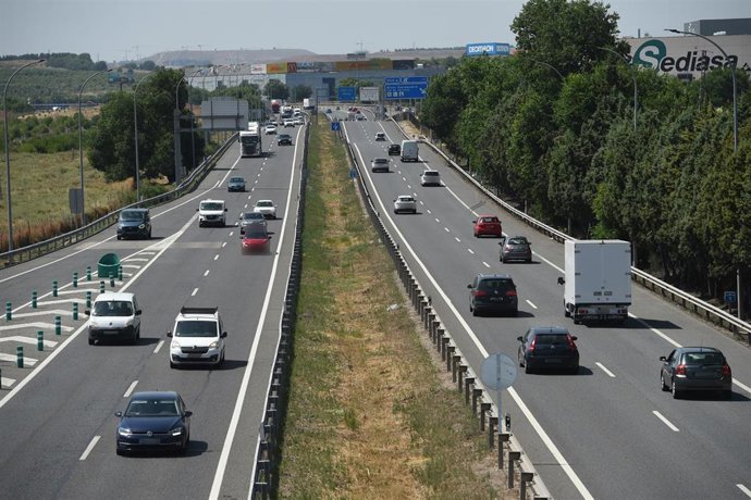 Vehículos en la autovía, el primer día de operación salida del verano 2025, a 4 de julio de 2025, en Madrid (España). La Dirección General de Tráfico (DGT) pone en marcha su primera operación salida de tráfico del verano 2025 hoy, a las 15.00 horas, que f