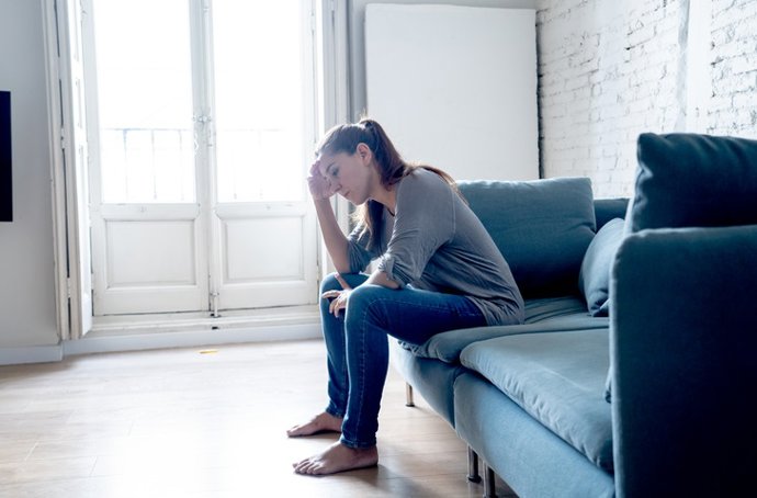 Archivo - Arquivo - Mulher sentada em uma poltrona pensando. Depressão.