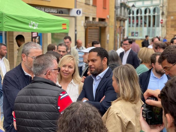 El secretario general de Vox, Ignacio Garriga, junto a la dipurada regional Sara Álvarez Rouco, en la plaza del Ayuntamiento de Oviedo.