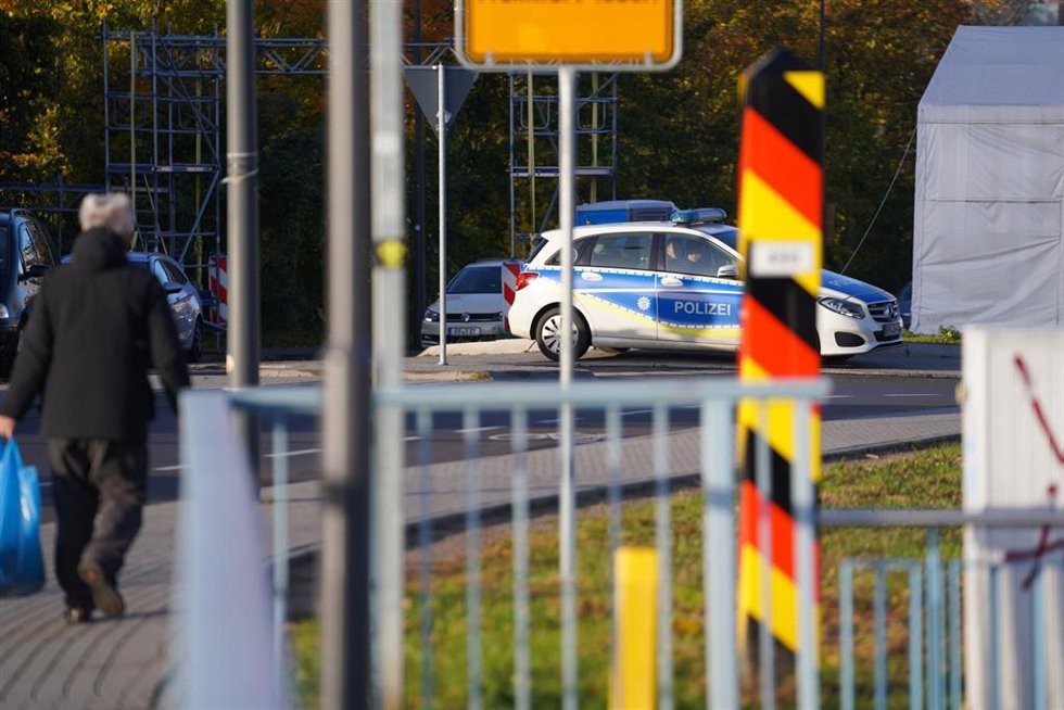 Archivo - Imagen de archivo de policías de Alemania en la frontera con Polonia.