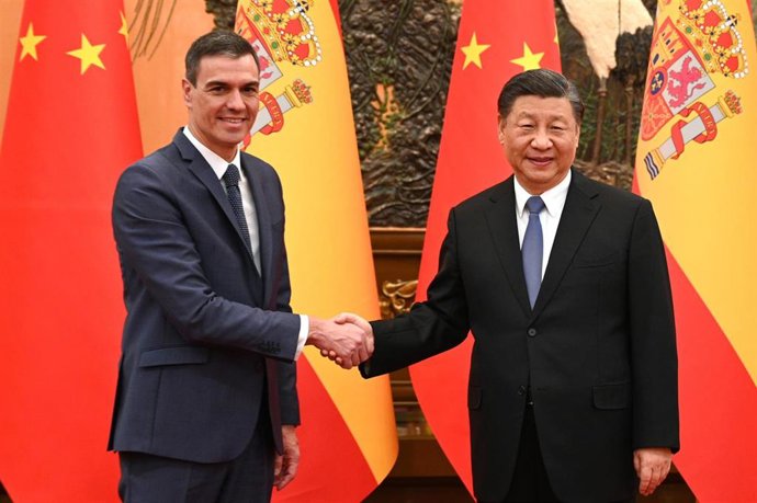 Archivo - El presidente del Gobierno, Pedro Sánchez, y el presidente chino, Xi Jinping, durante su encuentro en Pekín