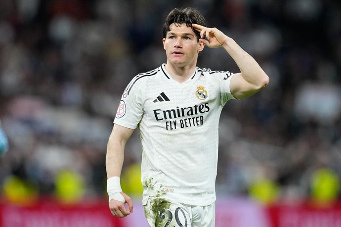 Archivo - Fran Garcia, do Real Madrid, comemora a vitória durante a partida de futebol da semifinal da Copa do Rei da Espanha, entre Real Madrid e Real Sociedad, no estádio Santiago Bernabeu, em 1º de abril de 2025, em Madri, Espanha.