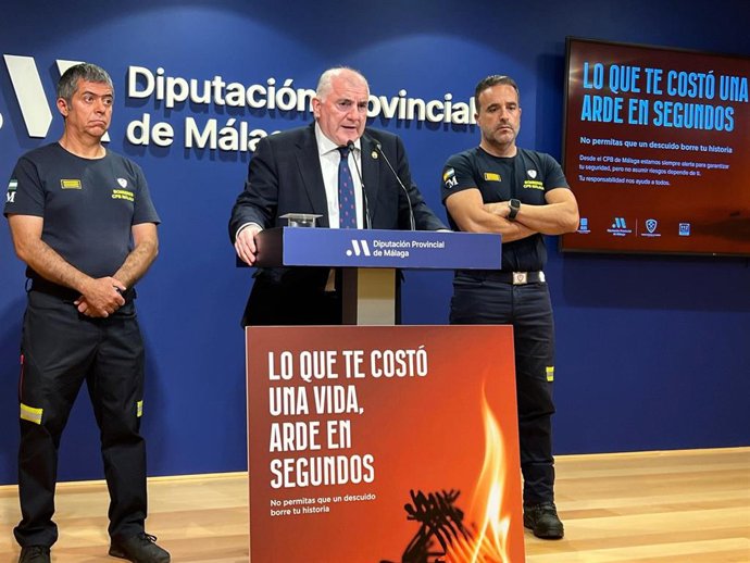 El vicepresidente de la Diputación de Málgaa y presidente del Consorcio de Bomberos, Manuel Marmolejo, ha presentado la nueva campaña en rueda de prensa.