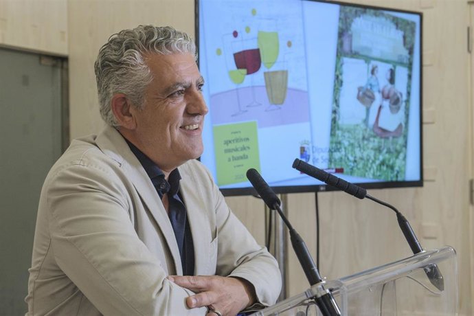 El diputado de Cultura, José María Bravo, en la rueda de prensa de presentación de los dos programas culturales.