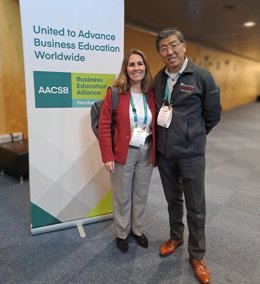 Pilar Castro y Zhan Li,, tras la firma del acuerdo.