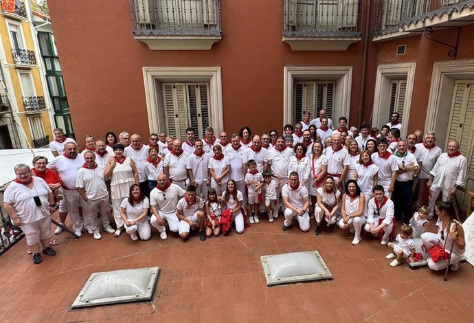 Manu Ayerdi Olaizola, expresidente del PNV de Navarra (Napar Buru Batzar) y exvicepresidente del Gobierno foral, recibe el 'Pañuelico de San Fermín' que anualmente entrega la formación en la Comunidad foral.