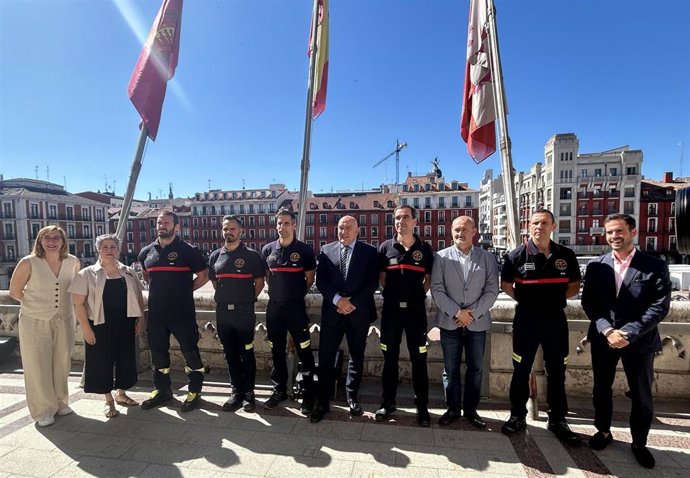 Los cuatro nuevos sargentos de Bomberos junto al jefe de Servicio, el alcalde de Valladolid, Jesús Julio Carnero, y concejales del equipo de Gobierno y VTLP.