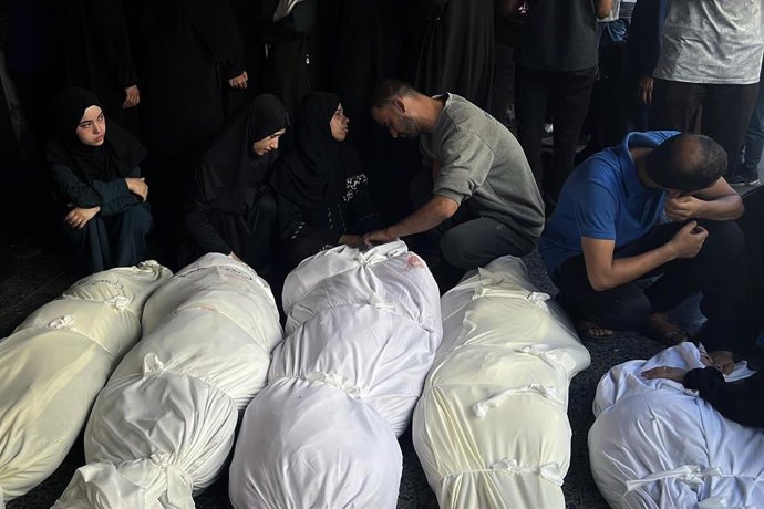 Palestinos juntos a varios muertos por un ataque ejecutado por el Ejército de Israel contra una escuela que acogía a desplazados en la ciudad de Gaza, situada en el norte de la Franja de Gaza (archivo)