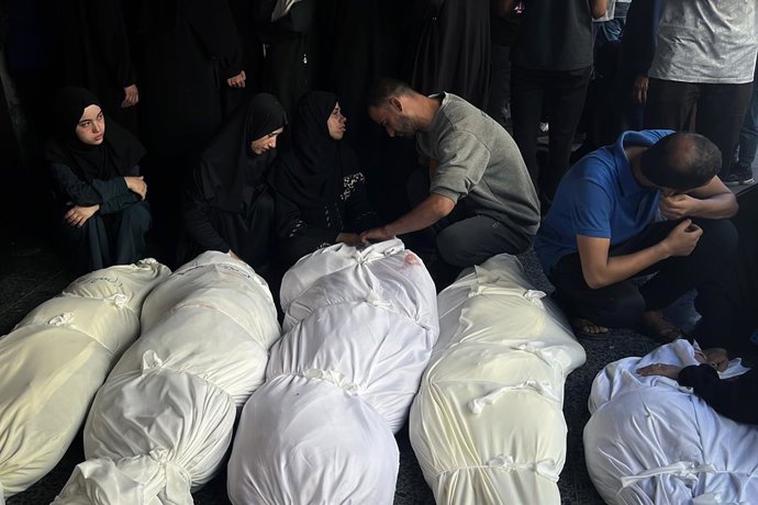 05 July 2025, Palestinian Territories, Gaza: People mourn the Palestinians killed in an Israeli attack on a school sheltering displaced people in Zaytoun neighborhood in Gaza. Photo: Hadi Daoud/APA Images via ZUMA Press Wire/dpa